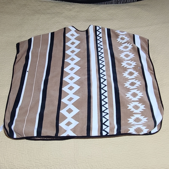 Roman's Western tribal pattern fleece cape poncho size 0X - Picture 9 of 11